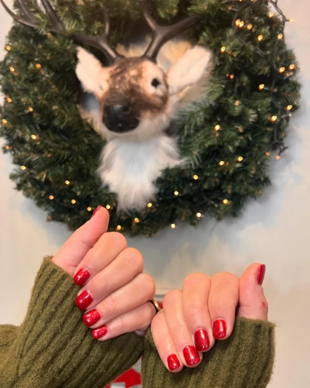 Festive colours 🎄
.
#mamasnpapas💜💜 #momblogger #mombloggersofig #greekmombloggerscommunity #mombloggergr #christmasnails #rednails #glitternails #onlynails