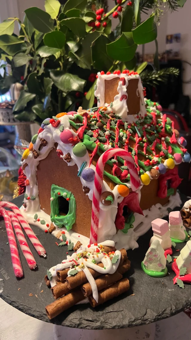 Gingerbread House 🎄
.
Το ημερολόγιο αντίστροφης μέτρησης έδωσε το παρασύνθημα 🙈Φωνάξαμε την κολλητή μας και ξεκινήσαμε παιχνίδι 🎅🏻
.
Ανοίγουμε τα σπίτια μας στους φίλους των παιδιών μας και έτσι ερχόμαστε όλοι πιο κοντά! Γονείς και παιδιά 🌟
#gingerbreadhouse #mamasnpapas💜💜 #greekmomblogger #mombloggersofig #mombloggergr #instamom #momlifeisthebestlife #christmastime #gingerbread #makingmemories