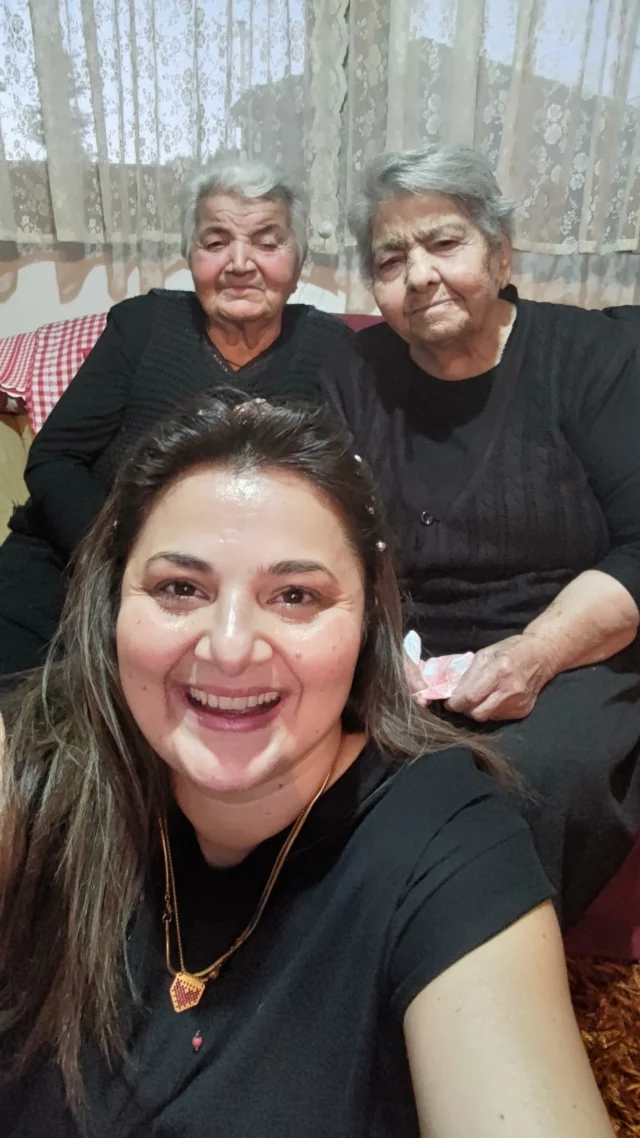 Όταν γερά η μάνα και άλλο κε πορεί
Ατότε θέλ’ βοήθειαν, ατότε θέλ’ ζωήν
Ατότε θέλ’ ζωήν
Κι όταν θα έρτε η ώρα και άλλο κι θα ζει
Αμαν κι ευτας το χρέος σοις θα καίεται η ψύ σ’

Η μάνα εν κρύο νερόν και σο ποτήρ’ κε μπαίν’
Η μάνα να μη ίνεται, η μάνα να μη εν
Η μάνα να μη εν

Η μάνα εν βράχος, η μάνα εν ρασίν
Σον δύσκολον την ώρα σ’ , μανίτσα θα τσαείς
Μανίτσα θα τσαείς
Η μάνα εν το στήριγμαν, τη χαράς το κλαδί
τ’ ατηνές η εγάπη κε βρίεται ση γην

Η μάνα εν κρύο νερόν και σο ποτήρ’ κε μπαίν’
Η μάνα να μη ίνεται, η μάνα να μη εν
Η μάνα να μη εν
