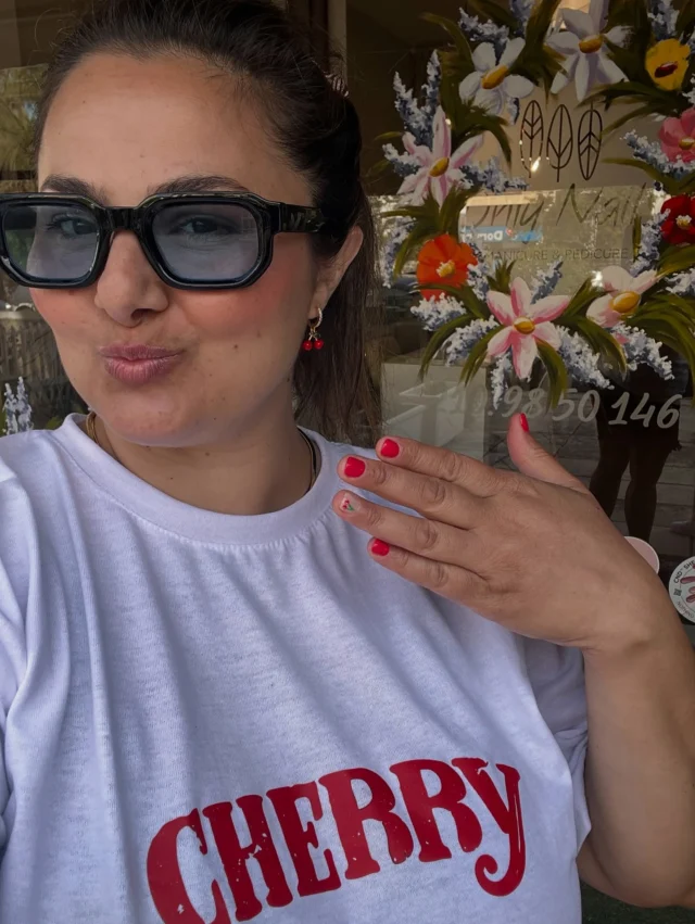 CHERRY all the way! 🍒💅
Όταν το mani κάνει match με τη διάθεση❤️
.
Το μανικιούρ μου σήμερα είναι πιο γλυκό κι απ’ το ίδιο το φρούτο! Μια μικρή δόση παιχνιδιάρικης τσαχπινιάς με κερασάκια στο νυχάκι, κερασένιο μπλουζάκι, σκουλαρικάκια και καλοκαιρινή διάθεση full-on.
.
Έβαλα τα κερασάκια… τώρα ψάχνω την τούρτα 🤪
Άλλωστε, το καλοκαίρι θέλει χρώμα και χαμόγελο!
.
Ποντιακή πινελιά ✨
“Άτσα νύχια, κορίτσι μ’!” Θα έλεγε η γιαγιάκα μου αν με έβλεπε τώρα 🍒💅😄
Κεράσια στα νύχια, τσαχπινιά στο αίμα – Πόντια είμαι, τι περίμενες;
.
#CherryVibes #SummerNails #CherryNails #ManiMood #RedNails #NailArtLover #DetailMatters #NailInspo #FeelingFruity #GreekSummerStyle #NailGoals #CuteManicure #ChicAndCheeky #CherryQueen 🍒💅