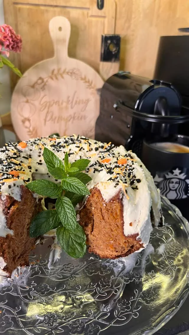 Το πιο νόστιμο carrot cake το έφτιαξα χτες🍁
.
Συνταγή του @akis_petretzikis με δύο δικές μου πινελιές! Λίγο λικέρ σπιτικό ρόδι της μανούλας @argirosachinidou & γαρύφαλλο για έξτρα άρωμα και γεύση 🍂
.
Χωρίς καρύδια, διότι τα παιδιά μου δεν τα προτιμούν 🫠Εννοείται πως το γλάσο δεν το διαπραγματεύεται κανείς στο σπίτι μας! Στο #frosting λέμε πάντα ναι 🥰
.
Χαρούμενη Κυριακή σε όλους! #greekmomblogger #mombloggersofig #mombloggergr #instamom #momlifeisthebestlife #carrotcake #autumnrecipes