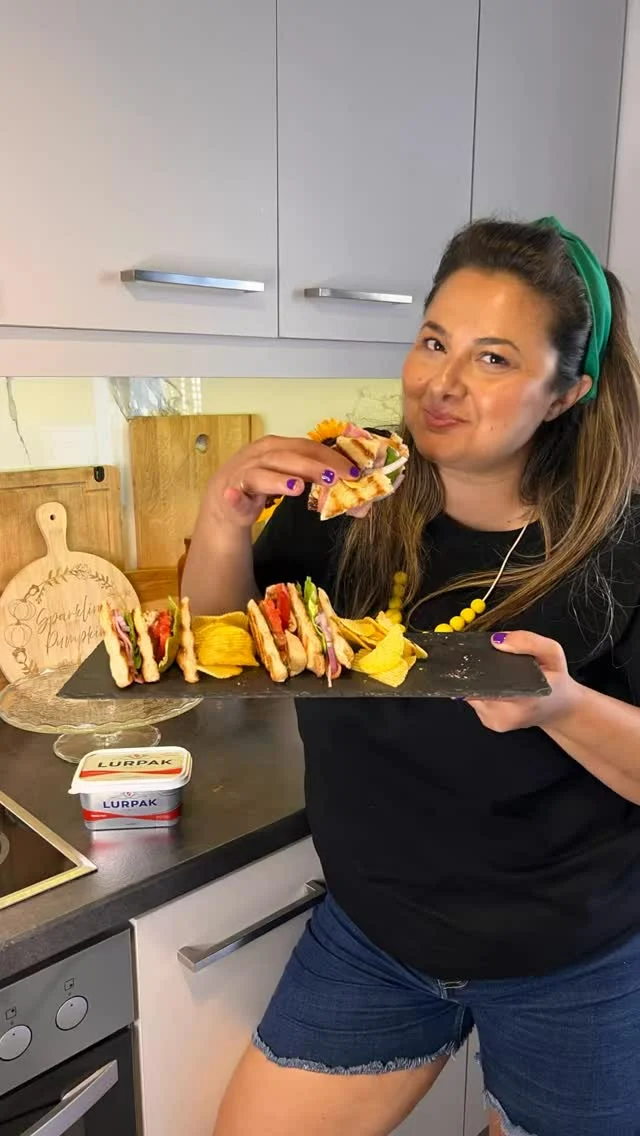 Το πιο effortless Club Sandwich που έφτιαξα ποτέ! Με λίγα υλικά, χωρίς πολύ κόπο και ένα μυστικό που του δίνει απίστευτη γεύση! Ποιο είναι αυτό;
.
Το Lurpak Soft φυσικά, που απλώνεται εύκολα, κατευθείαν από το ψυγείο! 
Γιατί η μαγειρική θέλει ευκολία 😉
.
Τι θα χρειαστείς:
• 6 φέτες από λευκό ψωμί με προζύμι
• 2 στήθη κοτόπουλου με πέτσα
• 8 φέτες μπέικον με το λίπος του
• 1 μαρούλι
• 2 ώριμες ντομάτες
• 1 μικρό κόκκινο κρεμμύδι, κομμένο σε λεπτές φέτες
• 1 κ.σ. της σούπας ελαιόλαδο
.
Πώς να το φτιάξεις:
1. Προθερμάνετε τον φούρνο στους 180°C (αέρα).
2. Ρίξτε ελαιόλαδο επάνω στα κομμάτια του κοτόπουλου και τοποθετήστε τα σε ένα ταψί να ψηθούν για 15-20 λεπτά μέχρι να ροδίσουν.
3. Ψήστε το ψωμί στην τοστιέρα και από τις δύο πλευρές και αλείψτε με βούτυρο. Βουτυρώστε τη μεσαία φέτα και από τις δύο πλευρές.
4. Τοποθετήστε το μαρούλι, τις ντομάτες και το κομμένο κοτόπουλο επάνω στην πρώτη φέτα του ψωμιού. Καλύψτε με τη μεσαία φέτα του ψωμιού και προσθέστε περισσότερο μαρούλι, μπέικον και κόκκινο κρεμμύδι. Κλείστε το σάντουιτς με την τρίτη φέτα ψωμιού και περάστε του μια οδοντογλυφίδα για να κρατήσει το σχήμα του χωρίς να ανοίξει.
.
Καλή απόλαυση 😋 
#lurpakgreece #clubsandwich #chickenclubsandwich