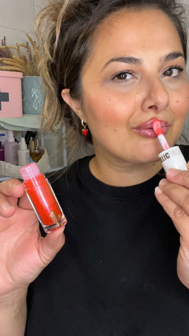 Το θέλεις 🫶🏻
Strawberry Glaze Lip Oil από @scandalbeauty.gr στη σειρά #chaoticimpression 🩷
.
#mamasnpapas💜💜 #greekmomblogger #mombloggersofig #mombloggergr #instamom #scandalbeauty #strawberryglazelipoil