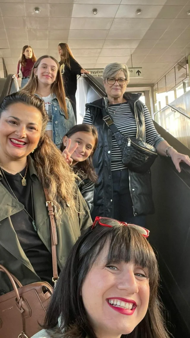 @anthomeli & @mamasnpapas.gr βολτάρουν στην Αθήνα για το χατίρι της @argirosachinidou ✨
.
Μόνο έτσι κατεβάζεις την Εύη στην Αθήνα😇 Εκτός κι αν ποτέ βγάλουν εκπτώσεις στη Βουκουρεστίου😂
.
#athens #athensdowntown #greekmomblogger #mombloggersofig #mombloggergr #mamasnpapas💜💜 #anthomeli