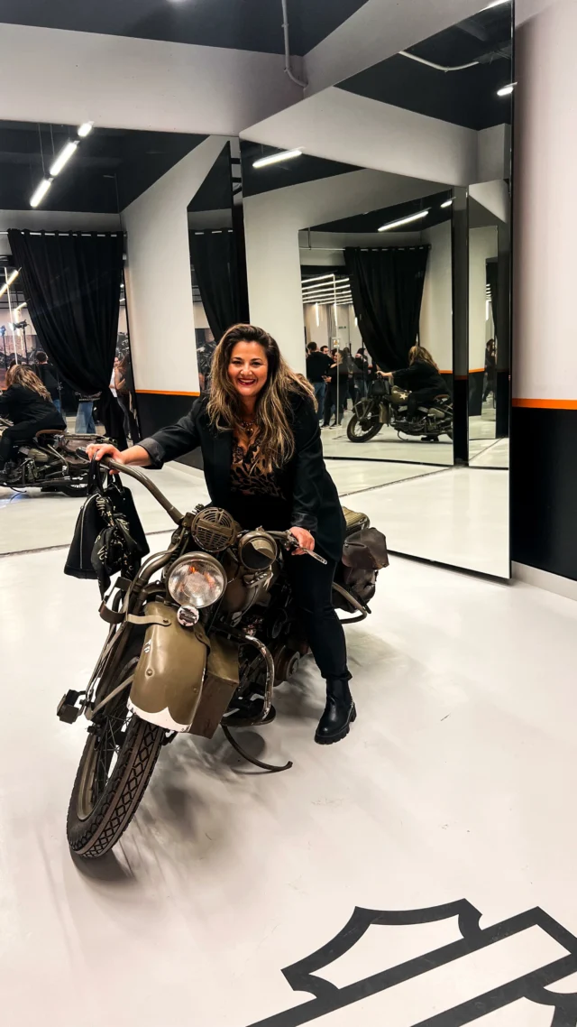 What a night✨
.
Η @harleydavidsonathens BOUTIQUE άνοιξε τις πόρτες της εχτές, πλήρως ανανεωμένη, σε ένα χώρο που θα καλύψει όλες τις ανάγκες των τολμηρών, αλλά κατά τα άλλα στυλάτων, μοτοσικλετιστών Harley-άδων 🙃
.
Ήμουν εκεί, απολαμβάνοντας την υπέροχη μουσική, νόστιμο street food, μπύρα @estrellagalicia_gr χωρίς αλκοόλ, αλλά και @vikoscola ✌🏻
.
Φυσικά, όπως βλέπεις στο reel, περιηγήθηκα στο χώρο, δοκίμασα τις μηχανές😂, προσπάθησα να δω όλες τις γωνίες του ανανεωμένου συνεργείου και εννοείται ότι έκανα tattoo το logo της εταιρείας 😉
.
@communication.lab & @spetses_marathon μαζί σας μόνο στα καλύτερα ✨
.
#harleydavidsonathens #monovicos #vicoscola #dipsagiavikoscola